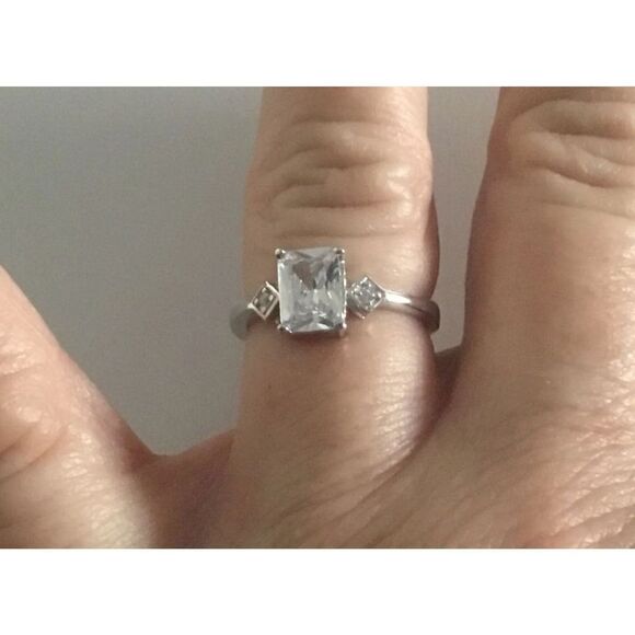 Stunning 1.8 Ct Emerald Cut Sim Diamond Engagement/Bridal Ring Sz 7~925SS - Picture 4 of 4